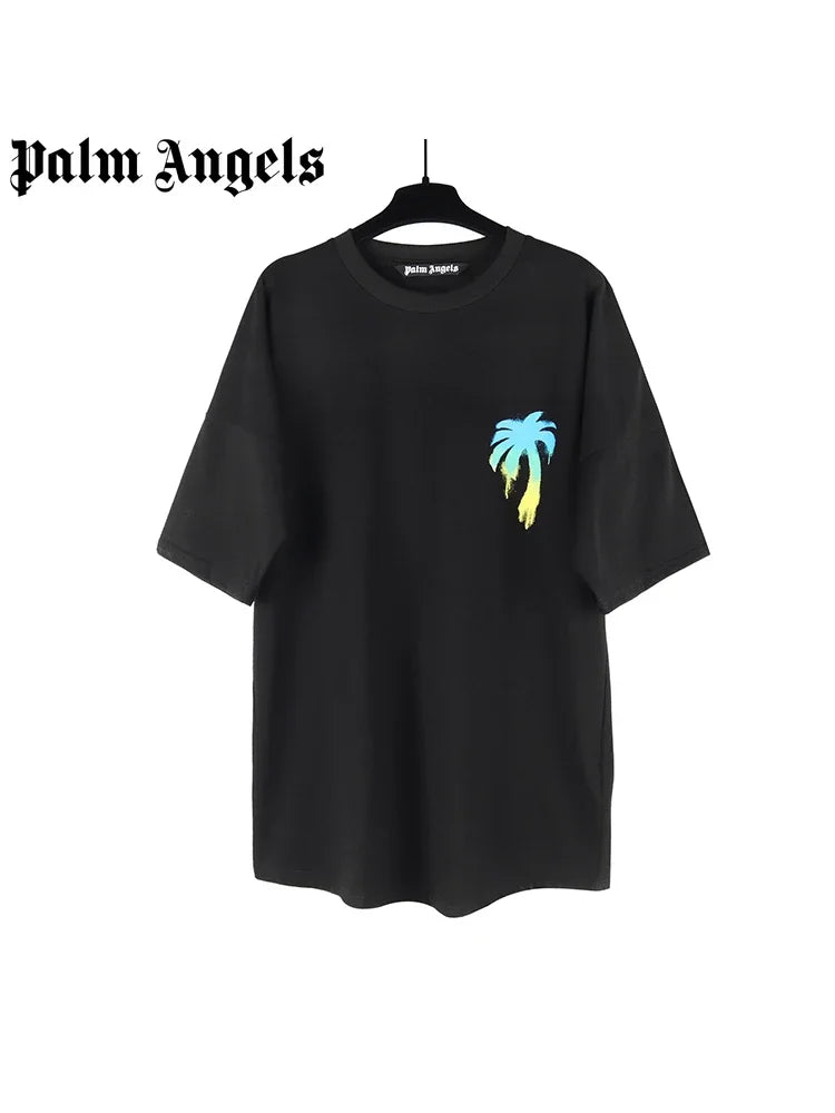 https://ae01.alicdn.com/kf/Sbf687bc119ea4ce7b6da328d80eaef36X/Palm-Angels-camiseta-com-gola-redonda-para-homens-e-mulheres-algod-o-estampado-em-letras-gradiente.jpg