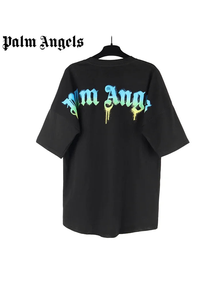 https://ae01.alicdn.com/kf/S6045dad18df645d69dd145fdb600bf09e/Palm-Angels-camiseta-com-gola-redonda-para-homens-e-mulheres-algod-o-estampado-em-letras-gradiente.jpg