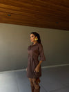 Vestido Amaretto – Jeans Utilitário com Toque Sofisticado